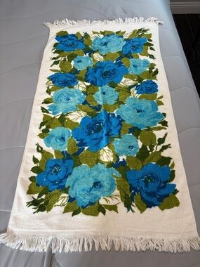 Calvert Blue Rose Floral White VTG MCM Bath Towel.